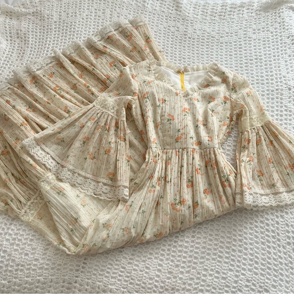 Dresses & Skirts - Floral Bell Sleeve Top